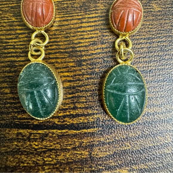 Carved Scarab Beetle Earrings Green and Red Chalcedony Gold Tone Dangle Posts - Picture 3 of 8